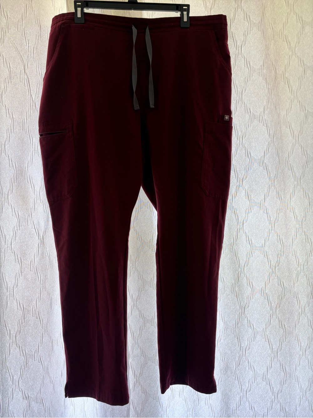 Figs Straight-Leg Drawstring Pants in Wine